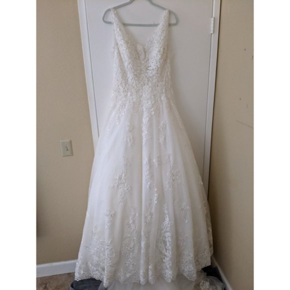 👰🏽Demetrios Princess Ballgown w/ Cathedral Train - Picture 8 of 16